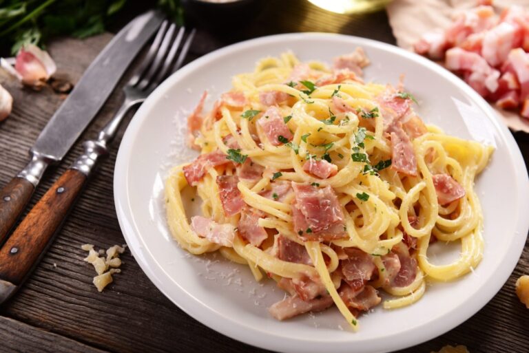МАКАРОНЫ С БЕКОНОМ СЛИВКАМИ И СЫРОМ