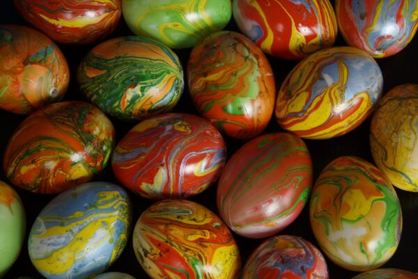 10 необычных способов покрасить яйца на Пасху