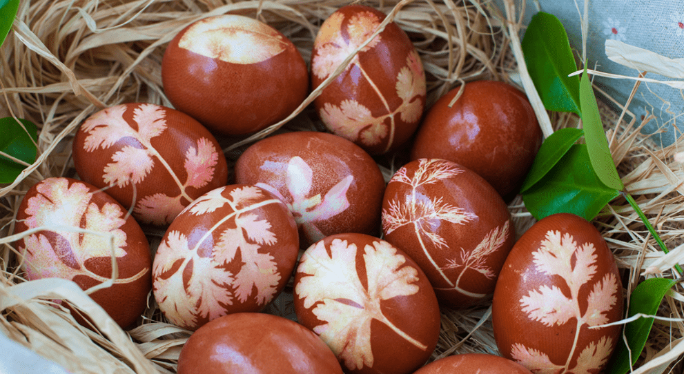 Пасхальные яйца в луковой шелухе