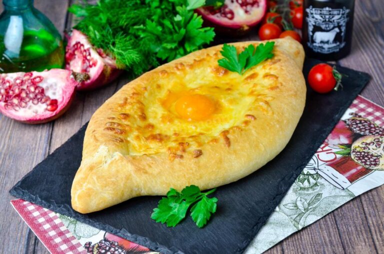 Хачапури по-аджарски с сыром сулугуни-рецепт
