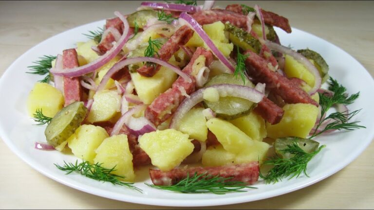 Немецкий картофельный салат с солеными огурцами и копченой колбасой