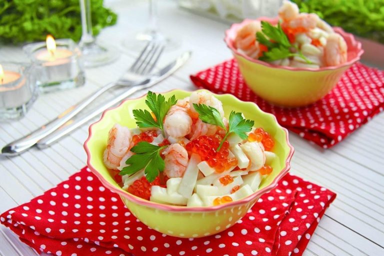 Салат креветки, кальмары, красная икра