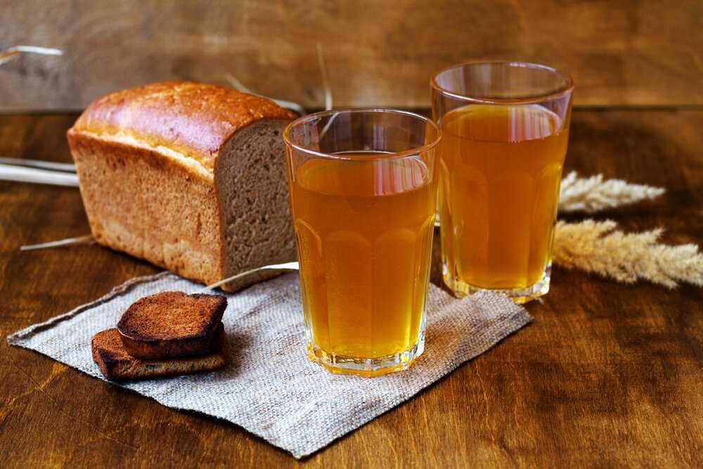 Квас хлебный с медом и изюмом