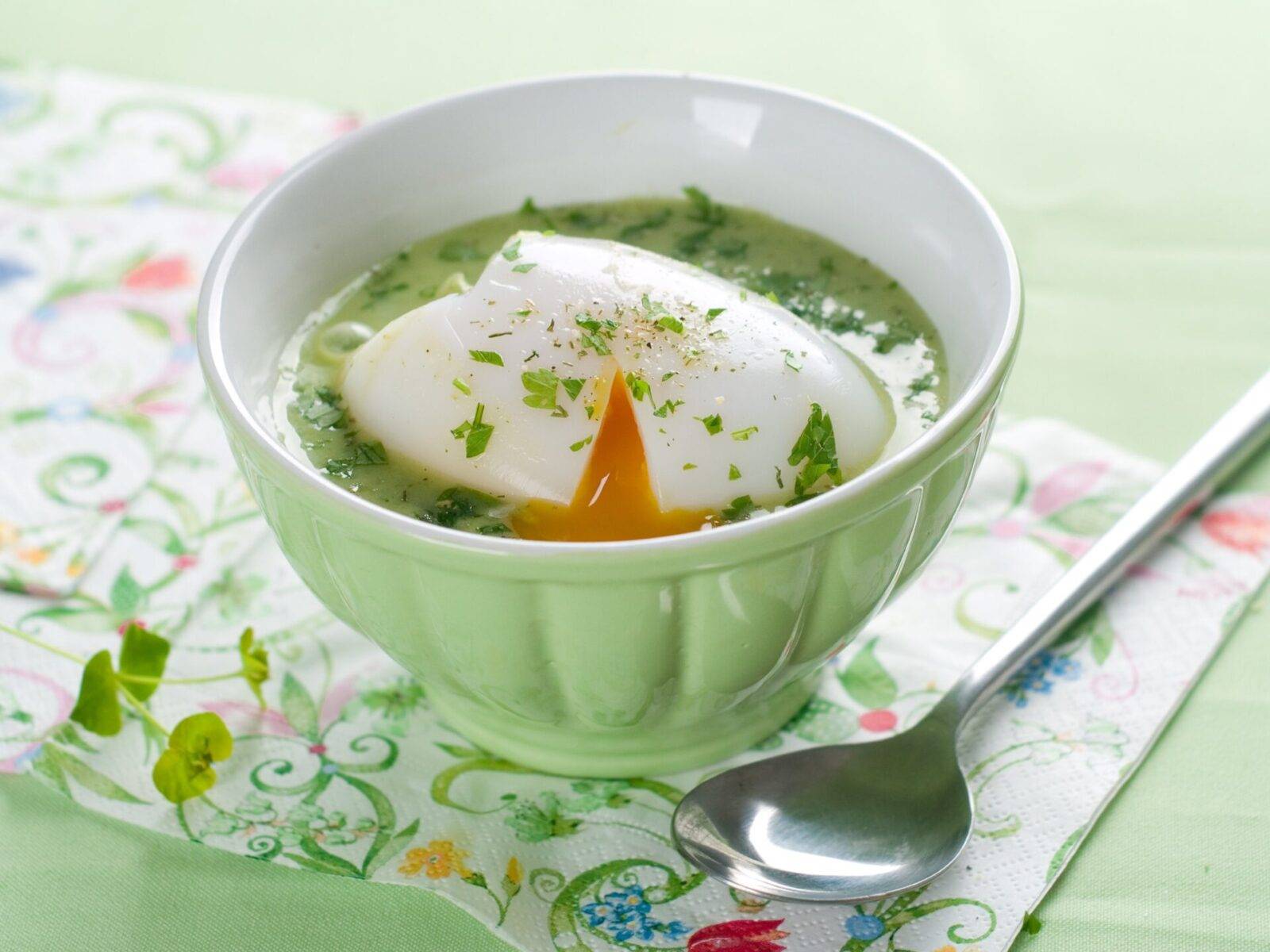 Белый суп с яйцом-пашот