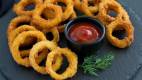 Homemade,Crunchy,Fried,Onion,Rings,With,Tomato,Sauce