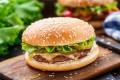 gamburger-s-kurinoj-kotletkoj-mBfCNXrFanj