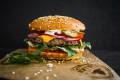1617232182_38-p-sochnii-burger-krasivo-41